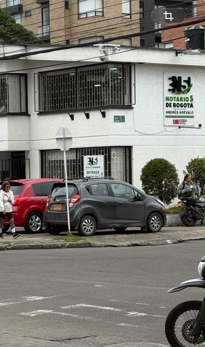 MichaelSegCD's tweet photo. No sabemos por qué el Sr Notario invadió el espacio público con su vehículo, con los vehículos y motocicletas de sus empleados y personas que van hacer actividades a esa Notaria y nadie le dice absolutamente nada. Carrera 15 A 120 63. @SectorMovilidad @MiEspacioesBog @alcaldiausaquen