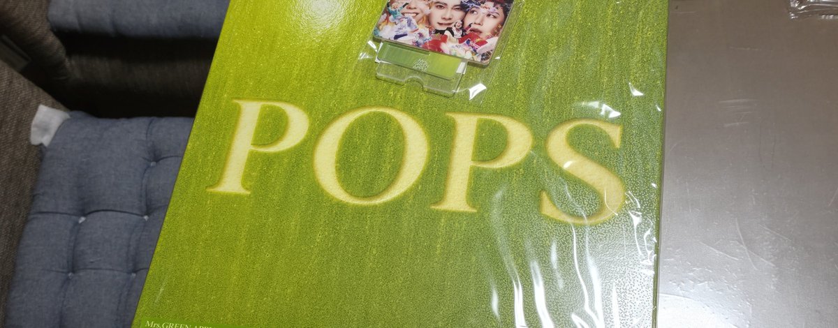 mayu020120's tweet photo. POPS届いたー！！思った数倍でかい！！特典ウサギちゃんが可愛すぎる！！ちゃんとTシャツ着いてた(*´∀`)明日の出勤からガンガン聞くぞー！！
さてどこに収納してものかww https://t.co/6WKJyphWSr