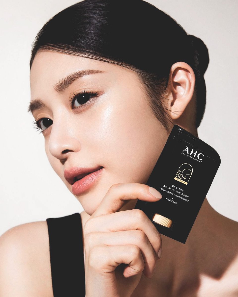 Gembilf's tweet photo. Keeping my skin protected with lightweight perfection in one swipe..✨️🖤 https://t.co/R6oVnxZs3t