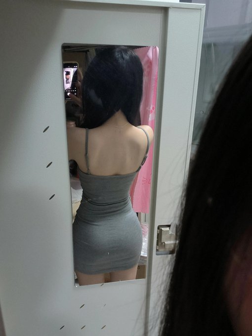 Edithxzq2's tweet photo. 一个人好无聊

昨天拍形的体课照

有人要来评锐吗？

是粉哒！！ 看完不许乱说噢！！ https://t.co/Xl8TmYwbJK