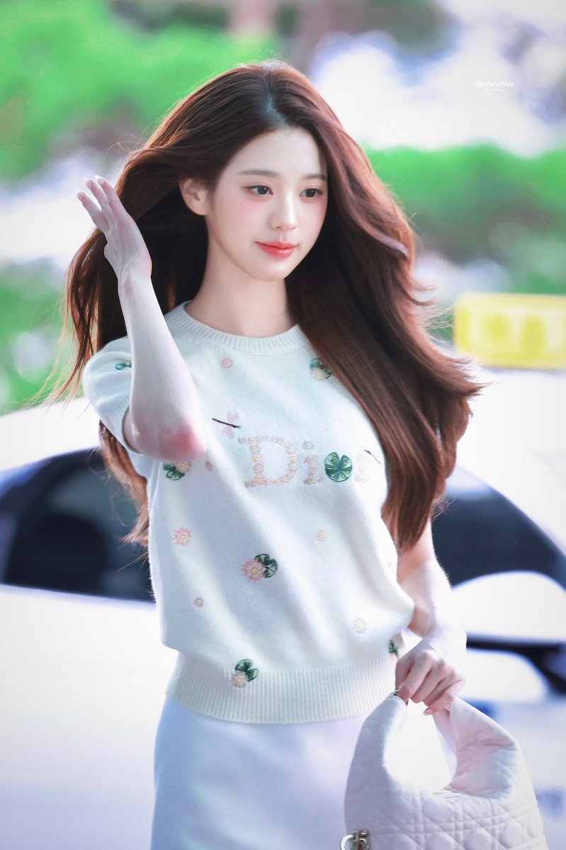 Angelinawybeap's tweet photo. Dior’s artistic storytelling unfolds through Wonyoung’s stunning appearance

WONYOUNG IN DIOR
#WonyoungDiorSummer27
#JANGWONYOUNG
#WONYOUNG
#DiorSummer27 @Dior https://t.co/SJcyN5M8aT