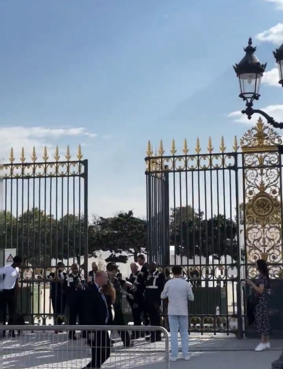 soowhat____'s tweet photo. Waiting for the Main event as we should 

DIOR PRINCESS JISOO AT PARIS
#JISOOxDior #DiorSS27 #DiorSummer27 https://t.co/BE7BBklBIF