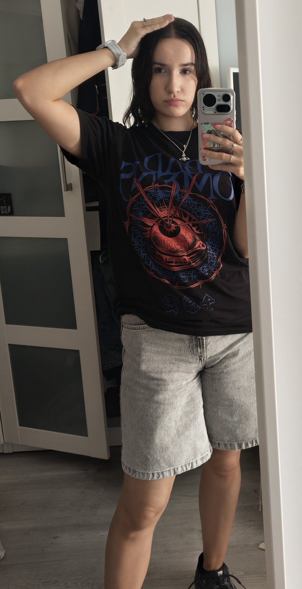 Tsugxmxri's tweet photo. a veces lo que una chica necesita para ser feliz es reconciliarse con su yo adolescente y volver a llevar camisetas de sus grupos de metal favoritos https://t.co/fqa2YFbqRa