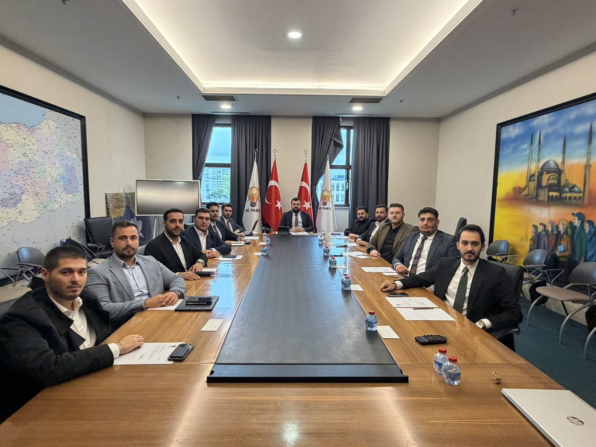 haktankaradag's tweet photo. 📍AK Parti Genel Merkezi

Yeni seçmen komisyon toplantımızı Birim Başkanımız Sn. @tkutluay64 öncülüğünde gerçekleştirdik.

Yeni dönem için değerlendirme yapıp yol haritamızı belirledik.

Hayırlara vesile olsun. https://t.co/v0dgs6V83U