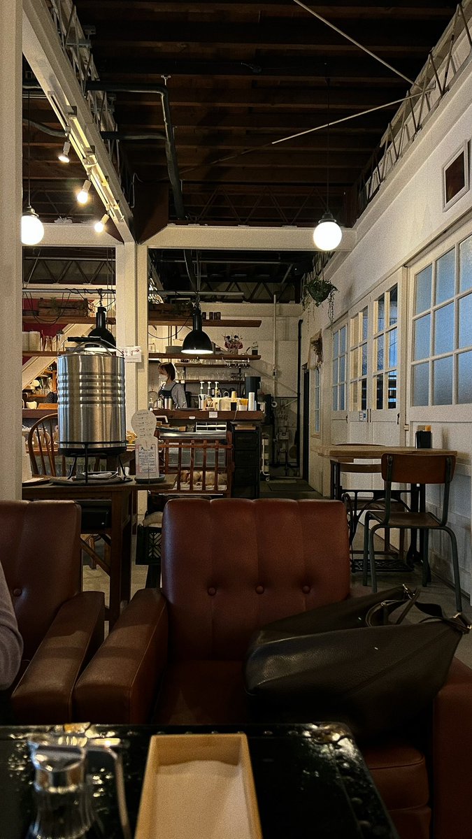 __nmsk13's tweet photo. こういうカフェがあるから、
清澄白河が好き☕️

古い建物の雰囲気も、
ゆっくり座れるソファーも、
かわいいわんちゃんも全部よかった。

📍fukadaso cafe https://t.co/uSNZRay7Uz