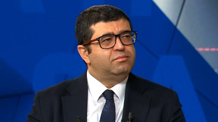 baranalverr's tweet photo. 🚨#SONDAKİKA A1 Capital Genel Müdür Yardımcısı Üzeyir Doğan:

"Bir masa kuruldu, bu masada yemek verildi. Herkes geldi, sırayla yedi yedi gitti. Bazıları en başından oturdu, sonuna kadar afedersin masayı semirdi. Yedi yedi yedi, herkes kalktı gitti, kalktı gitti. Kırıntılar kaldı.  En son masaya birilerini davet ettiler son kalan kırntıları yemeye gelenlere de tüm hesabı ödettiler.

Ben de diyorum ki bu masadan kim faydalandıysa getirip bu masanın hesabını ödesin."
