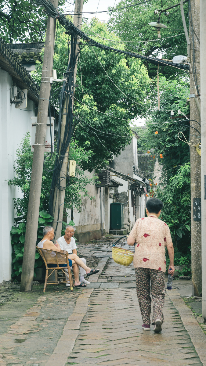 darunnik's tweet photo. I’m at the quiet street near the old tile jar, chatting with friend Cai. https://t.co/yS73R0PtcV