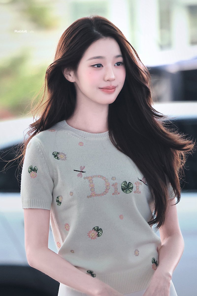 Angelinawybeap's tweet photo. Wonyoung graces Dior’s fashion show, making every frame pure luxury

WONYOUNG IN DIOR
#WonyoungDiorSummer27
#JANGWONYOUNG
#WONYOUNG
#DiorSummer27 @Dior https://t.co/TomfTUvWbX