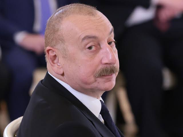 Ahmetku28034921's tweet photo. KARABAĞ'DAN SONRA AZERİ KARDEŞLERİMİZ KURTULMAYI BEKLİYORLAR.
Bir vatandaşımız diyor ki:
Azerbaycan'lı bir arkadaşım vardı. Türkiye ile ilgili söyler yazardı. Dedim kendi ülkendeki meselelere neden girmiyorsun? Dedi "Yaşamak istiyorum"
Azerbaycan'daki çete vatansever Elçibey'i saf dışı eden komünist politbüro üyesi baba Aliyev'in saltanatının devamıdır.
Ya-u-di bir aileden türemiş bu çete  İt-ra*,l işbirlikçisi zorba bir politika uyguluyor.
Has gardaşımız olan Müslüman Azeriler bu yönetimden kurtulmak zorundadırlar.
Yaptığımız uyarılar ve eleştiriler bu kardeşlerimize değil başlarındaki zorba yöneticileredir.
Karabağ'dan sonra Azerbaycanlı Müslüman kardeşlerimizin de kurtulmalarını diliyorum.