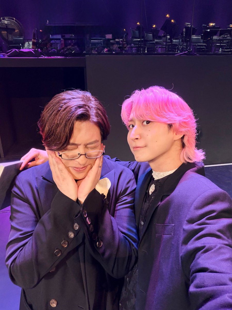 SAK_SAK_SAKUMA's tweet photo. #約束の果て 恒例の、
緑川さん、下野さん、中井さん、豊永くん

抱き締めさせていただきました (^^) https://t.co/OfJMLMxpU9