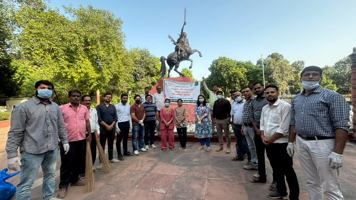 FciGwalimp's tweet photo. स्वच्छता ही सेवा–2026 के अंतर्गत विश्व पर्यटन दिवस पर 27.09.2026 को FCI मंडल कार्यालय, ग्वालियर द्वारा "महारानी लक्ष्मीबाई समाधि स्थल" पर स्वच्छता अभियान चलाया गया एवं “Swachh Tourist Spots / Iconic Places” गतिविधि के माध्यम से स्वच्छ एवं सुंदर पर्यटन स्थलों का संदेश दिया गया। https://t.co/w37nsBn1K5
