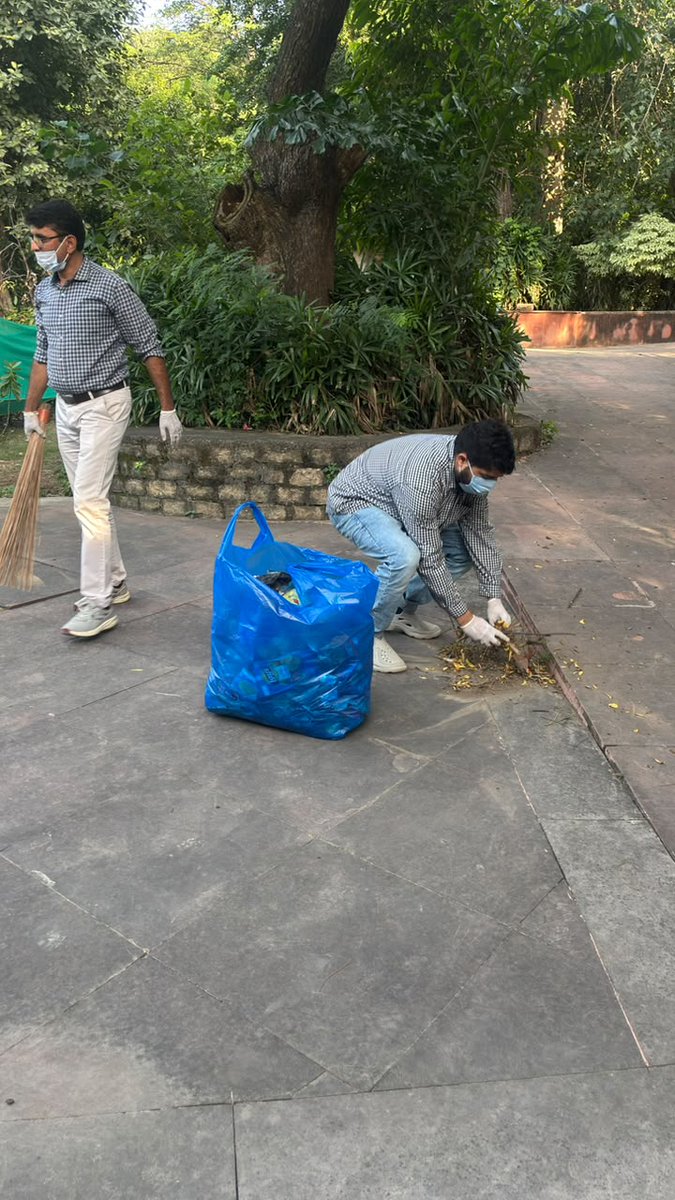 FciGwalimp's tweet photo. स्वच्छता ही सेवा–2026 के अंतर्गत विश्व पर्यटन दिवस पर 27.09.2026 को FCI मंडल कार्यालय, ग्वालियर द्वारा "महारानी लक्ष्मीबाई समाधि स्थल" पर स्वच्छता अभियान चलाया गया एवं “Swachh Tourist Spots / Iconic Places” गतिविधि के माध्यम से स्वच्छ एवं सुंदर पर्यटन स्थलों का संदेश दिया गया। https://t.co/w37nsBn1K5