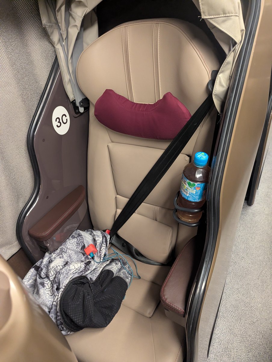 kyorocky1's tweet photo. 仕事を終えて、洗濯などして東京へ。なんばの地下街に慣れたのか？慣れないのか？っていう感じで、バスターミナルビルにてバスに乗る前に飲み食い。無事に乗りましたぁ。明日6時に新宿バスタ着。おやすみなさぁい🌠 #急遽東京 #WILLER #DOME #夜行バス https://t.co/ZCJSwCvHlb