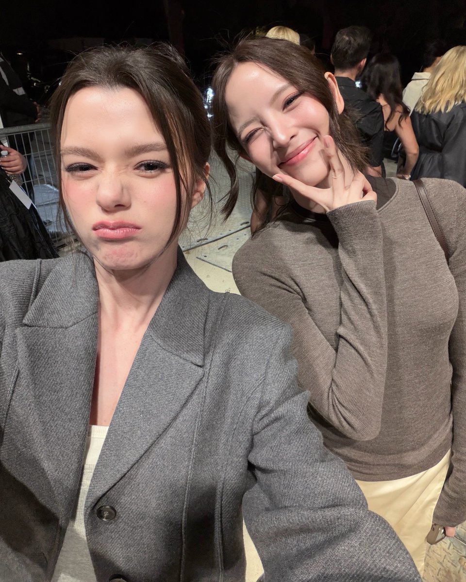 freen__brainrot's tweet photo. she stays collecting pretty girls wherever she goes 😭

#LeDefileLOrealParis2026xBecky
#beckysangels https://t.co/l12jXteSOy