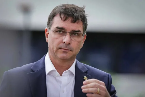 BlogdoNoblat's tweet photo. MAIS UMA BOMBA PARA A CAMPANHA DE FLÁVIO. Segredos de Flávio: mulheres, negócios, um Rolex de R$ 300 mil e lobby com Kassio. Um período crucial da carreira de Flávio Bolsonaro foi acompanhado de perto – e registrado – por um amigo que desfrutou da confiança dele, mas que há três anos decidiu emparedá-lo ao cobrar um “acerto de contas”. Do arsenal usado nas ameaças, há uma série de elementos comprometedores para o presidenciável do PL, como orgias bancadas com dinheiro de origem suspeita, mimos de luxo recebidos de parceiros lobistas e até uma operação para levar interesses de um “cliente” a Kassio Nunes Marques, ministro do STF (Platôbr)