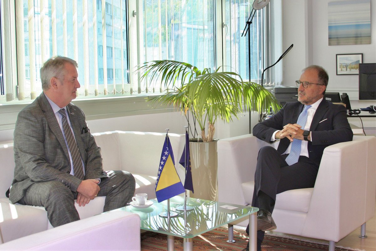 LSorecaEU's tweet photo. Today I wished a warm welcome to the new Ambassador of 🇦🇱 Albania to 🇧🇦BiH, Spiro Koçi @ALAmbInSarajevo. 

We discussed regional cooperation and its importance for the EU integration of the Western Balkans in numerous aspects, from economic development to security issues. 

We also spoke about the next EU-Western Balkans Summit and the opportunities the EU offers to the region, including the Growth Plan with its potential to help candidate countries moving faster on their EU integration path.