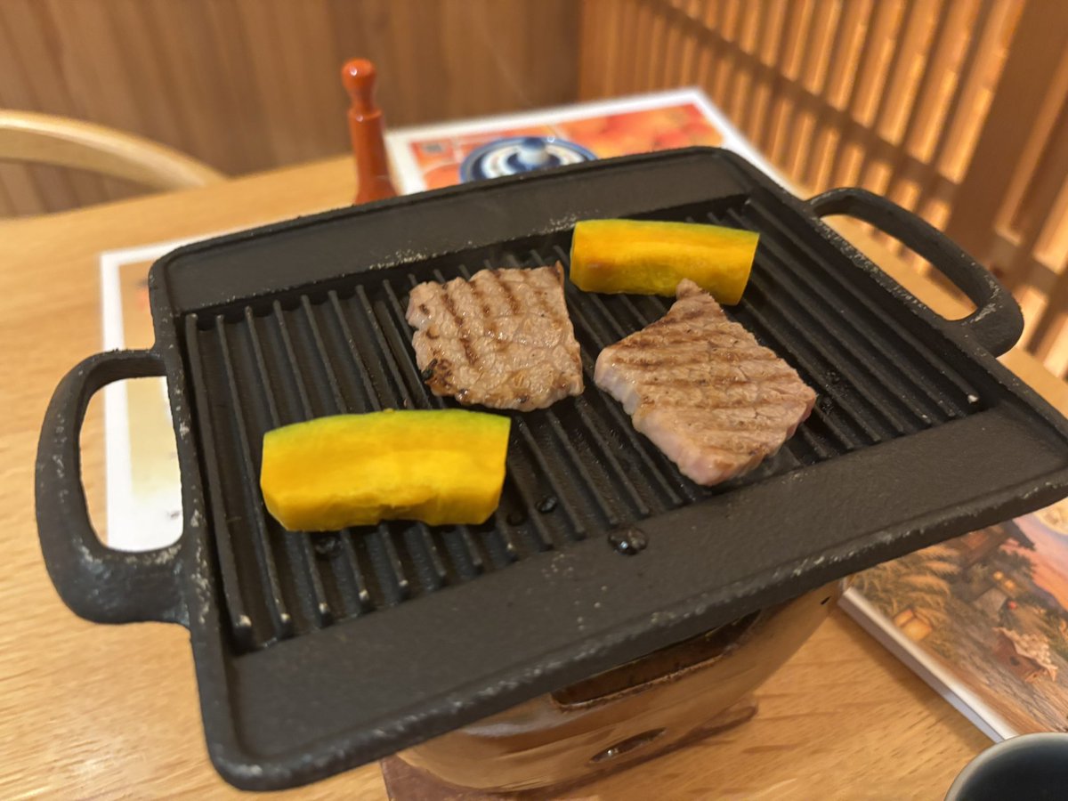 syunkatrainer's tweet photo. #見ていルカ  #あっぱれ配信中 
お休みに入ったルカちゃんとお熱のひなちゃんに飯テロ攻撃だ！
ｵﾘｬｰ!（っ'-')╮ =͟͟͞͞(🍚)

岐阜の下呂温泉でお泊まりだ〜！
飛騨牛…ｳﾏｳﾏ!

2人とも早く体調整えて美味しいもの食べてね！ https://t.co/7BtxBE9Edk