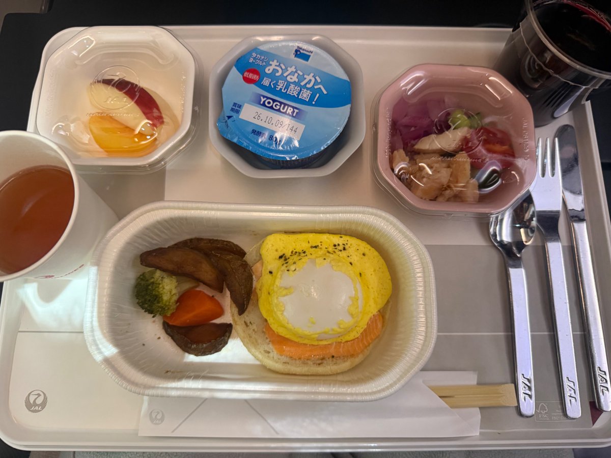 numacho's tweet photo. ベトナム旅行1日目。初めて羽田空港第三ターミナルを利用。JL79、ベトナム時間05:07着陸。夜明け前のホーチミン、明るいね。

入国手続き、事前申請していたが、30分以上並ばされる。6時過ぎ通過。指紋、虹彩共になしとは！＼(^o^)／

なお、機内では1〜2時間うとうとしてたら朝ごはんw https://t.co/uPseVGHhtx