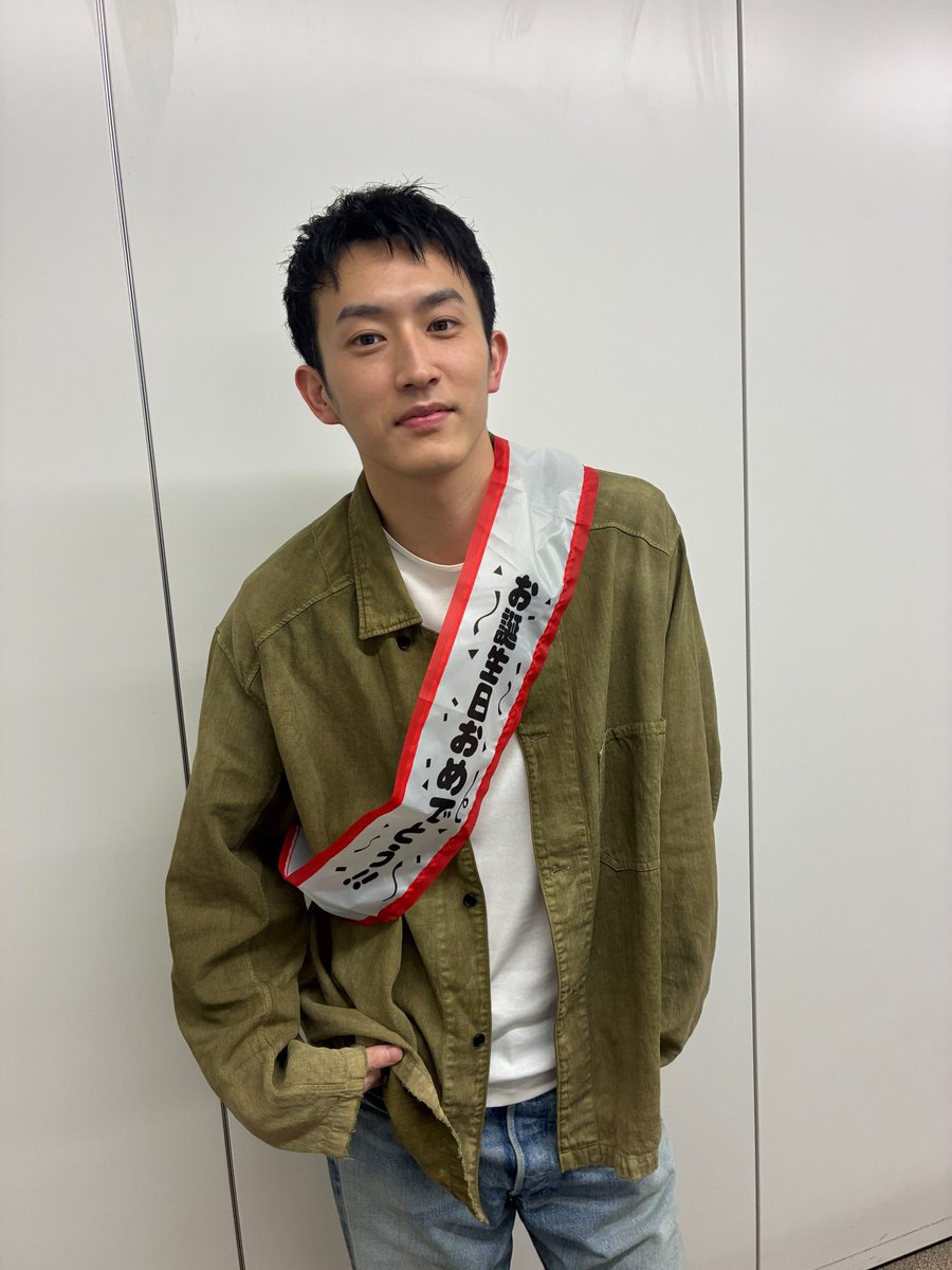 sugino_joqr's tweet photo. ／📻
本日深夜1時00分からは
#杉野遥亮 の #ミッドナイトサンダル
＼📻

写真は、初回収録時誕生日だった杉野さん別カット
※ほとんど変わらない…です。

初回は少し緊張気味の杉野さんをお届けします

radikoはこちら✅
https://t.co/EBLtLpEI4Y

#杉野遥亮 　#文化放送 https://t.co/DStTmhq0qn