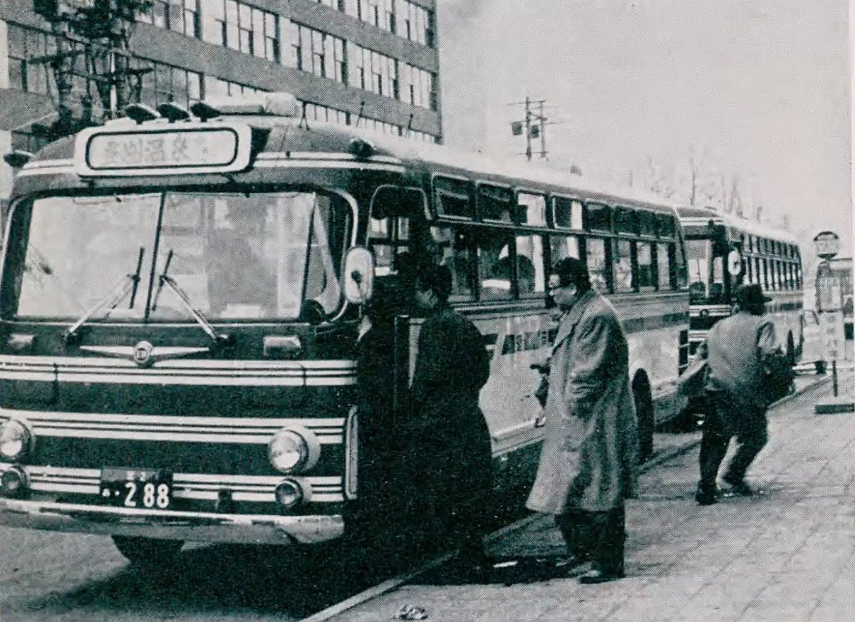 _masaji_'s tweet photo. 昭和38年(1963)
 道南バス札幌営業所前 登別温泉行

長距離バスですね。
道央自動車道はまだ未開通の時代。
下道だと結構な距離走りますね。

バスの車種については詳しい紳士に任せた😆👍✨

#昭和レトロ
#北海道 https://t.co/KEMgXAIIlp