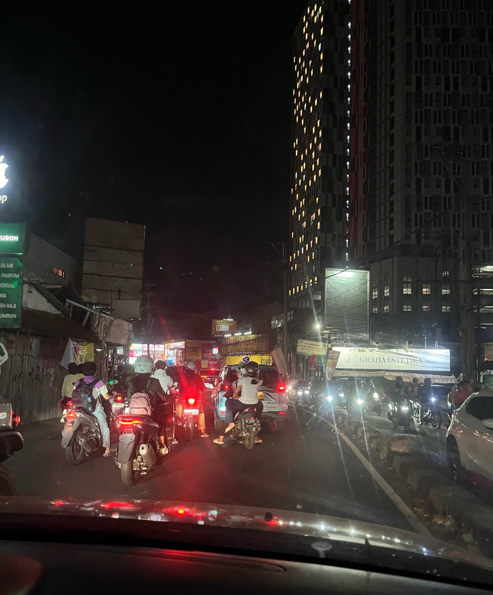 svnavaxo's tweet photo. macet banget.
apa gua tabrakin aja semuanya? https://t.co/vrIhdoCXPo