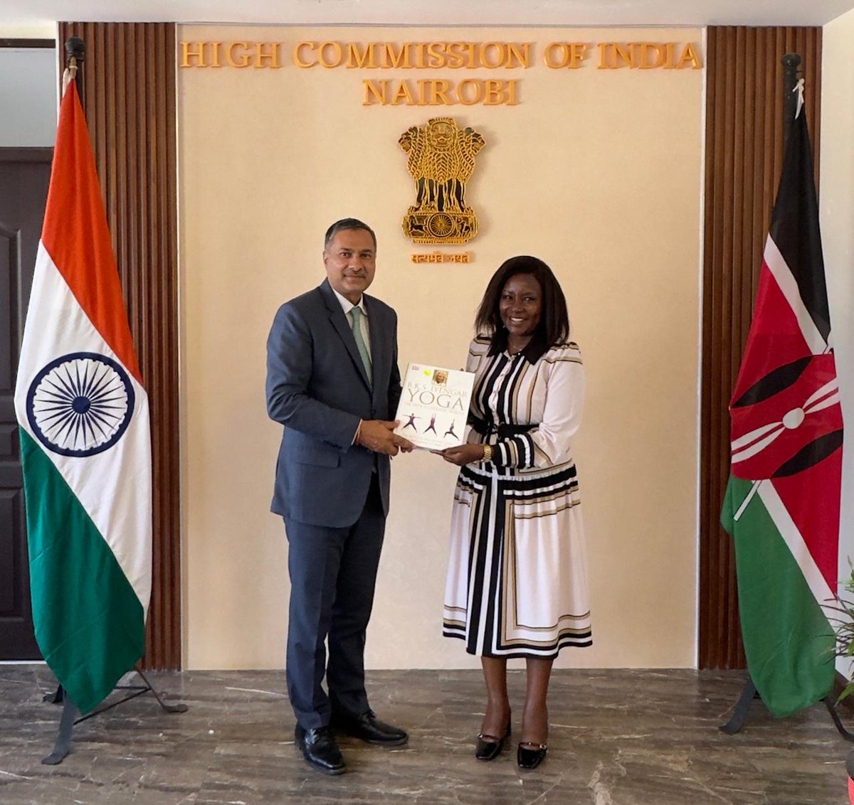 IndiainKenya's tweet photo. High Commissioner @AdarshSwaika1 received H.E Cecily Mbarire, Governor of Embu county and Chairperson of United Democratic Alliance (UDA). 

They discussed trade and investment cooperation opportunities between Embu county and India. They also exchanged views on other matters of mutual interest. 

The meeting came as a follow-up to High Commissioner’s recent visit to Embu county as part of his tour to Mt Kenya region.

@MEAIndia @embucountygovt @CecilyMbarire @UDAKenya @IndianDiplomacy @KenyaGovernors @ANI @DDNewslive @PIB_India @ForeignOfficeKE