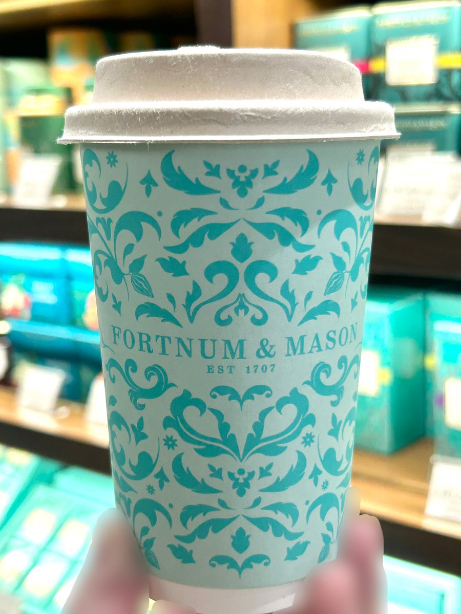 choccotte's tweet photo. 9/16に、東京駅にオープンして、毎日、早朝から夜までずっと行列のテイクアウト専門のティースタンド😊☕️
Fortnum & Mason🫖🌱
( フォートナム・アンド・メイソン )

休日の夕方6:30過ぎ頃、少しだけ落ち着いて並べそうな感じで、夜の時間帯は、なかなか良さそうだった🌃✨

それでも、20人は並ぶ中、チャンスと思ったお客さんが走り込んで最後尾に並ぶほどで、まだまだ勢いが凄くて驚き☺️🧁

たっぷりなLサイズが、お得すぎる📝
グランスタ店は、＂フォートメイソン＂がおすすめで、ミルクティーも甘くて、コクがあって美味🥰

棚にあったチョコチップクッキーは無くなっていて、看板メニューとも言える、紅茶のティーリーフビスケットがあったりした🍪