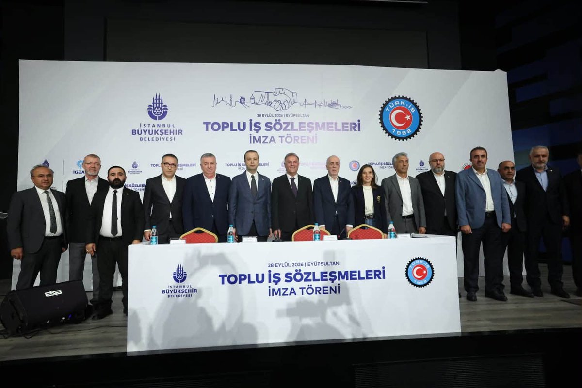tes_is1963's tweet photo. İSKİ, İGDAŞ VE UGETAM TOPLU İŞ SÖZLEŞMELERİ İMZA TÖRENİ YAPILDI

Sendikamız ile İstanbul Büyükşehir Belediyesi bünyesinde faaliyet gösteren İSKİ, İGDAŞ ve UGETAM arasında yürütülen ve anlaşmayla sonuçlanan toplu iş sözleşmesi görüşmelerinin ardından 28 Eylül 2026 tarihinde İSKİ Genel Müdürlüğü Toplantı Salonu’nda toplu iş sözleşmeleri imza töreni gerçekleştirildi.
İmza törenine; TÜRK-İŞ Genel Başkanı Ergün ATALAY, Genel Başkanımız İrfan KABALOĞLU, Toplu İş Sözleşmelerinden Sorumlu Genel Başkan Yardımcımız Hüseyin ÖZİL, Mali İşler Sorumlu Genel Başkan Yardımcımız Adem AŞIKKUTLU, TÜRK-İŞ İl Başkanı Halil FAKİ, İstanbul 2 No’lu Şube Başkanımız Çetin DUMAN, İstanbul 3 No’lu Şube Başkanımız Serdar GÜL, İstanbul 1 No’lu Şube Başkanımız Erdal KAYA, Adapazarı Şube Başkanımız Fuat AYVALIK, TÜRK-İŞ’e bağlı sendikaların Genel Başkan ve Yöneticileri, Şube Yöneticilerimiz, Baştemsilci ve Temsilcilerimiz ile Üyelerimiz katıldı.
İşveren tarafını temsilen ise İstanbul Büyükşehir Belediye Başkan Vekili Nuri ASLAN, İBB Genel Sekreteri Volkan DEMİR, İBB Başkan Danışmanı Yiğit Oğuz DUMAN, İBB Genel Sekreter Yardımcısı Zeynep Neyza AKÇABAY, İSKİ Genel Müdürü Doç. Dr. Şafak BAŞA, İGDAŞ Genel Müdür Vekili Çağatay BAĞKESEN, İSKİ Genel Müdür Yardımcısı Suat YILDIZ, UGETAM Genel Müdürü Selda SERT, İBB Endüstriyel İlişkiler Koordinatörü İsmail ASLAN, İK daire Başkanları ve Uzmanları törende yer aldı.

Toplu İş Sözleşmelerimizin üyelerimize, teşkilatımıza, İstanbul Büyükşehir Belediyesi ve bünyesindeki şirketlerimize ve çalışma hayatına hayırlı olmasını diliyoruz.

TES-İŞ Sendikası Genel Merkez Yönetim Kurulu Adına
İrfan KABALOĞLU
Genel Başkan