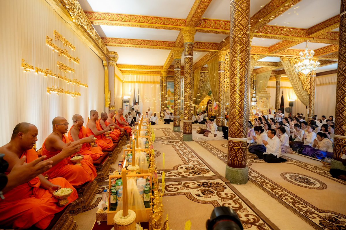 Dr_Hunmanet_PM's tweet photo. លោកជំទាវបណ្ឌិត ពេជ ចន្ទមុន្នី ហ៊ុនម៉ាណែត រួមជាមួយនឹងលោកឪពុក អ្នកម្តាយ សហការី និងលោកពូ លោកអ៊ំ លោកតានៃសមាគមមូលនិធិត្រីចក្រយានកម្ពុជា ព្រមទាំងពុទ្ធបរិស័ទចំណុះជើងវត្ត អញ្ជើញចូលរួមពិធីសូត្រមន្តចូលវេនបិណ្ឌទី៤ នៃពិធីបុណ្យកាន់បិណ្ឌ នៅវត្តឧណ្��ាលោម ស្ថិតក្នុងសង្កាត់ជ័យជំនះ ខណ្ឌដូនពេញ រាជធានីភ្នំពេញ ។

នារសៀលថ្ងៃសូត្រមន្តចូលវេនបិណ្ឌទី៤ នៃពិធីបុណ្យកាន់បិណ្ឌនេះដែរ លោកជំទាវបណ្ឌិត បានអញ្ជើញថ្វាយកម្រងផ្កា គ្រឿងសក្ការៈបូជា នមស្សការព្រះរតនត្រ័យ សមាទានសីល និមន្តព្រះសង្ឃចម្រើនព្រះបរិត្ត និងសម្តែងធម៌ទេសនា។ ក្នុងឱកាសនេះដែរ លោកជំទាវបណ្ឌិត បានបួងសួងដល់គុណបុណ្យព្រះរតនត្រ័យ បារមីវត្ថុស័ក្តិសិទ្ធិទាំងឡាយ សូមជួយតាមថែរក្សាពុកម៉ែ អ៊ំពូមីង បងប្អូនប្រជាជនកម្ពុជាគ្រប់ៗរូប ប្រជាជនភៀសសឹក វីរកងទ័ពកម្ពុជាគ្រប់ៗគ្នាដែលកំពុងឈរជើងការពារទឹកដី ឱ្យជួបតែសេចក្តីសុខ សុភមង្គល ហើយក្នុងវេលាប្រកបដោយទុក្ខកង្វល់នេះដែរ លោកជំទាវបណ្ឌិត ក៏សូមបួងសួងឱ្យប្រជាពលរដ្ឋដែលកំពុងរងគ្រោះទឹក��ំនន់នៅតាមបណ្ដាខេត្តមានសុខសុវត្ថិភាព ចៀសចាកឆ្ងាយពីបញ្ហានានា និងឆាប់បានរស់នៅសុខសាន្តវិញ។

រាជធានីភ្នំពេញ រសៀលថ្ងៃទី២៩ ខែកញ្ញា ឆ្នាំ២០២៦

#ហ៊ុនម៉ាណែត #Hunmanet #កម្ពុជា #cambodia #សន្តិភាពនៅកម្ពុជា #Peaceincambodia