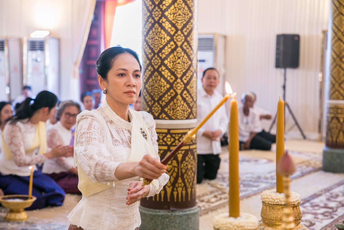 Dr_Hunmanet_PM's tweet photo. លោកជំទាវបណ្ឌិត ពេជ ចន្ទមុន្នី ហ៊ុនម៉ាណែត រួមជាមួយនឹងលោកឪពុក អ្នកម្តាយ សហការី និងលោកពូ លោកអ៊ំ លោកតានៃសមាគមមូលនិធិត្រីចក្រយានកម្ពុជា ព្រមទាំងពុទ្ធបរិស័ទចំណុះជើងវត្ត អញ្ជើញចូលរួមពិធីសូត្រមន្តចូលវេនបិណ្ឌទី៤ នៃពិធីបុណ្យកាន់បិណ្ឌ នៅវត្តឧណ្��ាលោម ស្ថិតក្នុងសង្កាត់ជ័យជំនះ ខណ្ឌដូនពេញ រាជធានីភ្នំពេញ ។

នារសៀលថ្ងៃសូត្រមន្តចូលវេនបិណ្ឌទី៤ នៃពិធីបុណ្យកាន់បិណ្ឌនេះដែរ លោកជំទាវបណ្ឌិត បានអញ្ជើញថ្វាយកម្រងផ្កា គ្រឿងសក្ការៈបូជា នមស្សការព្រះរតនត្រ័យ សមាទានសីល និមន្តព្រះសង្ឃចម្រើនព្រះបរិត្ត និងសម្តែងធម៌ទេសនា។ ក្នុងឱកាសនេះដែរ លោកជំទាវបណ្ឌិត បានបួងសួងដល់គុណបុណ្យព្រះរតនត្រ័យ បារមីវត្ថុស័ក្តិសិទ្ធិទាំងឡាយ សូមជួយតាមថែរក្សាពុកម៉ែ អ៊ំពូមីង បងប្អូនប្រជាជនកម្ពុជាគ្រប់ៗរូប ប្រជាជនភៀសសឹក វីរកងទ័ពកម្ពុជាគ្រប់ៗគ្នាដែលកំពុងឈរជើងការពារទឹកដី ឱ្យជួបតែសេចក្តីសុខ សុភមង្គល ហើយក្នុងវេលាប្រកបដោយទុក្ខកង្វល់នេះដែរ លោកជំទាវបណ្ឌិត ក៏សូមបួងសួងឱ្យប្រជាពលរដ្ឋដែលកំពុងរងគ្រោះទឹក��ំនន់នៅតាមបណ្ដាខេត្តមានសុខសុវត្ថិភាព ចៀសចាកឆ្ងាយពីបញ្ហានានា និងឆាប់បានរស់នៅសុខសាន្តវិញ។

រាជធានីភ្នំពេញ រសៀលថ្ងៃទី២៩ ខែកញ្ញា ឆ្នាំ២០២៦

#ហ៊ុនម៉ាណែត #Hunmanet #កម្ពុជា #cambodia #សន្តិភាពនៅកម្ពុជា #Peaceincambodia