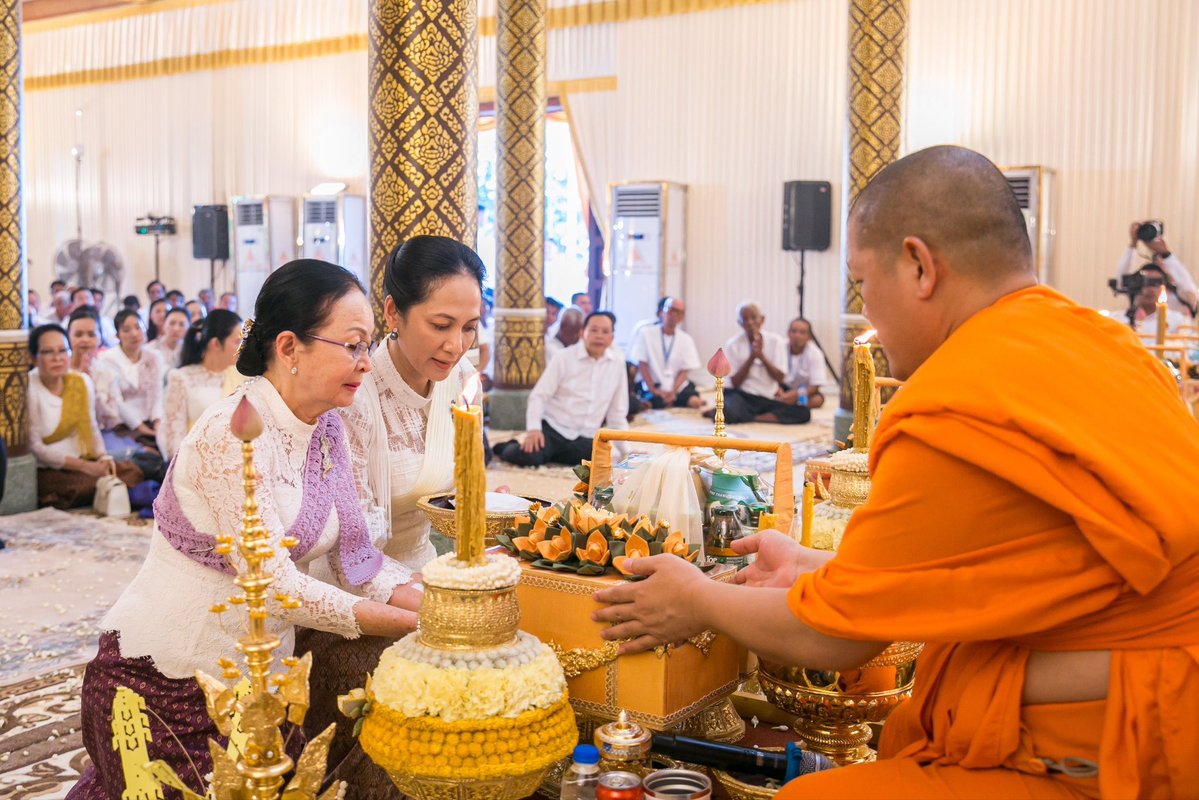 Dr_Hunmanet_PM's tweet photo. លោកជំទាវបណ្ឌិត ពេជ ចន្ទមុន្នី ហ៊ុនម៉ាណែត រួមជាមួយនឹងលោកឪពុក អ្នកម្តាយ សហការី និងលោកពូ លោកអ៊ំ លោកតានៃសមាគមមូលនិធិត្រីចក្រយានកម្ពុជា ព្រមទាំងពុទ្ធបរិស័ទចំណុះជើងវត្ត អញ្ជើញចូលរួមពិធីសូត្រមន្តចូលវេនបិណ្ឌទី៤ នៃពិធីបុណ្យកាន់បិណ្ឌ នៅវត្តឧណ្��ាលោម ស្ថិតក្នុងសង្កាត់ជ័យជំនះ ខណ្ឌដូនពេញ រាជធានីភ្នំពេញ ។

នារសៀលថ្ងៃសូត្រមន្តចូលវេនបិណ្ឌទី៤ នៃពិធីបុណ្យកាន់បិណ្ឌនេះដែរ លោកជំទាវបណ្ឌិត បានអញ្ជើញថ្វាយកម្រងផ្កា គ្រឿងសក្ការៈបូជា នមស្សការព្រះរតនត្រ័យ សមាទានសីល និមន្តព្រះសង្ឃចម្រើនព្រះបរិត្ត និងសម្តែងធម៌ទេសនា។ ក្នុងឱកាសនេះដែរ លោកជំទាវបណ្ឌិត បានបួងសួងដល់គុណបុណ្យព្រះរតនត្រ័យ បារមីវត្ថុស័ក្តិសិទ្ធិទាំងឡាយ សូមជួយតាមថែរក្សាពុកម៉ែ អ៊ំពូមីង បងប្អូនប្រជាជនកម្ពុជាគ្រប់ៗរូប ប្រជាជនភៀសសឹក វីរកងទ័ពកម្ពុជាគ្រប់ៗគ្នាដែលកំពុងឈរជើងការពារទឹកដី ឱ្យជួបតែសេចក្តីសុខ សុភមង្គល ហើយក្នុងវេលាប្រកបដោយទុក្ខកង្វល់នេះដែរ លោកជំទាវបណ្ឌិត ក៏សូមបួងសួងឱ្យប្រជាពលរដ្ឋដែលកំពុងរងគ្រោះទឹក��ំនន់នៅតាមបណ្ដាខេត្តមានសុខសុវត្ថិភាព ចៀសចាកឆ្ងាយពីបញ្ហានានា និងឆាប់បានរស់នៅសុខសាន្តវិញ។

រាជធានីភ្នំពេញ រសៀលថ្ងៃទី២៩ ខែកញ្ញា ឆ្នាំ២០២៦

#ហ៊ុនម៉ាណែត #Hunmanet #កម្ពុជា #cambodia #សន្តិភាពនៅកម្ពុជា #Peaceincambodia