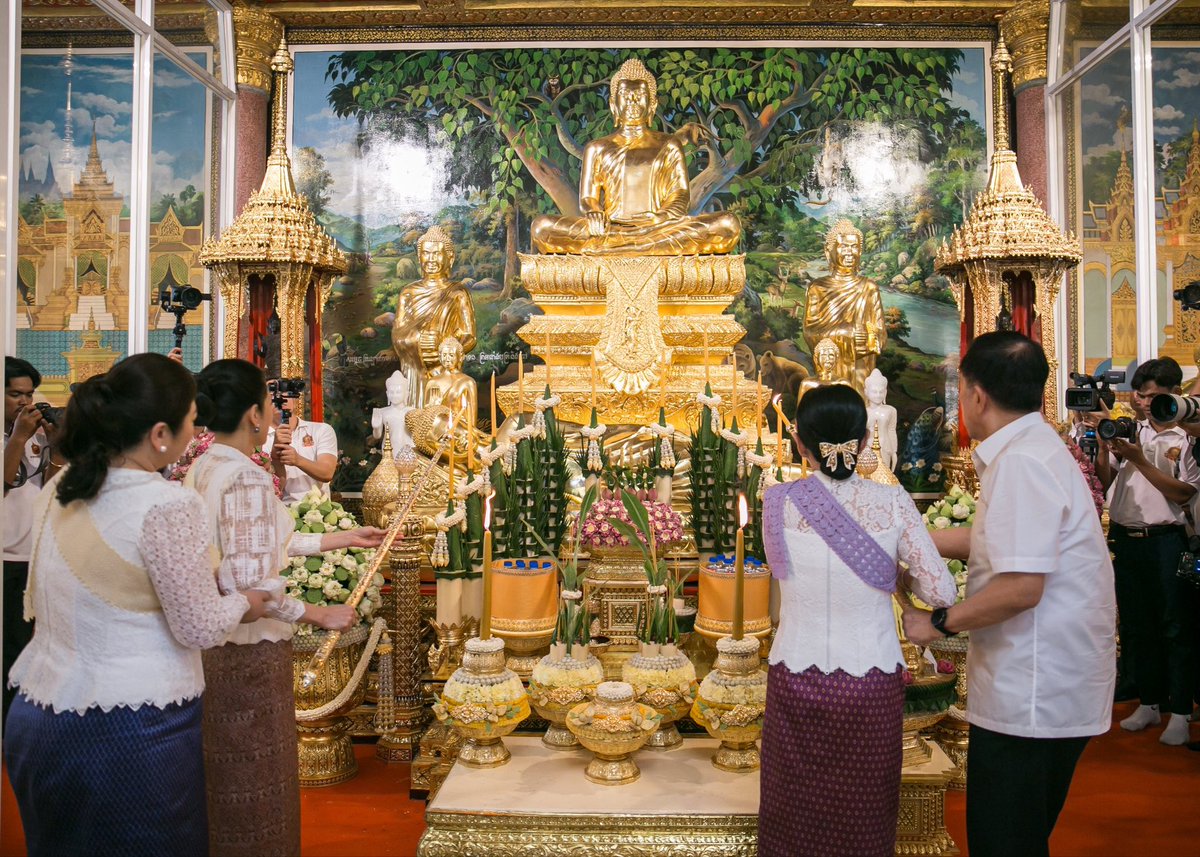 Dr_Hunmanet_PM's tweet photo. លោកជំទាវបណ្ឌិត ពេជ ចន្ទមុន្នី ហ៊ុនម៉ាណែត រួមជាមួយនឹងលោកឪពុក អ្នកម្តាយ សហការី និងលោកពូ លោកអ៊ំ លោកតានៃសមាគមមូលនិធិត្រីចក្រយានកម្ពុជា ព្រមទាំងពុទ្ធបរិស័ទចំណុះជើងវត្ត អញ្ជើញចូលរួមពិធីសូត្រមន្តចូលវេនបិណ្ឌទី៤ នៃពិធីបុណ្យកាន់បិណ្ឌ នៅវត្តឧណ្��ាលោម ស្ថិតក្នុងសង្កាត់ជ័យជំនះ ខណ្ឌដូនពេញ រាជធានីភ្នំពេញ ។

នារសៀលថ្ងៃសូត្រមន្តចូលវេនបិណ្ឌទី៤ នៃពិធីបុណ្យកាន់បិណ្ឌនេះដែរ លោកជំទាវបណ្ឌិត បានអញ្ជើញថ្វាយកម្រងផ្កា គ្រឿងសក្ការៈបូជា នមស្សការព្រះរតនត្រ័យ សមាទានសីល និមន្តព្រះសង្ឃចម្រើនព្រះបរិត្ត និងសម្តែងធម៌ទេសនា។ ក្នុងឱកាសនេះដែរ លោកជំទាវបណ្ឌិត បានបួងសួងដល់គុណបុណ្យព្រះរតនត្រ័យ បារមីវត្ថុស័ក្តិសិទ្ធិទាំងឡាយ សូមជួយតាមថែរក្សាពុកម៉ែ អ៊ំពូមីង បងប្អូនប្រជាជនកម្ពុជាគ្រប់ៗរូប ប្រជាជនភៀសសឹក វីរកងទ័ពកម្ពុជាគ្រប់ៗគ្នាដែលកំពុងឈរជើងការពារទឹកដី ឱ្យជួបតែសេចក្តីសុខ សុភមង្គល ហើយក្នុងវេលាប្រកបដោយទុក្ខកង្វល់នេះដែរ លោកជំទាវបណ្ឌិត ក៏សូមបួងសួងឱ្យប្រជាពលរដ្ឋដែលកំពុងរងគ្រោះទឹក��ំនន់នៅតាមបណ្ដាខេត្តមានសុខសុវត្ថិភាព ចៀសចាកឆ្ងាយពីបញ្ហានានា និងឆាប់បានរស់នៅសុខសាន្តវិញ។

រាជធានីភ្នំពេញ រសៀលថ្ងៃទី២៩ ខែកញ្ញា ឆ្នាំ២០២៦

#ហ៊ុនម៉ាណែត #Hunmanet #កម្ពុជា #cambodia #សន្តិភាពនៅកម្ពុជា #Peaceincambodia