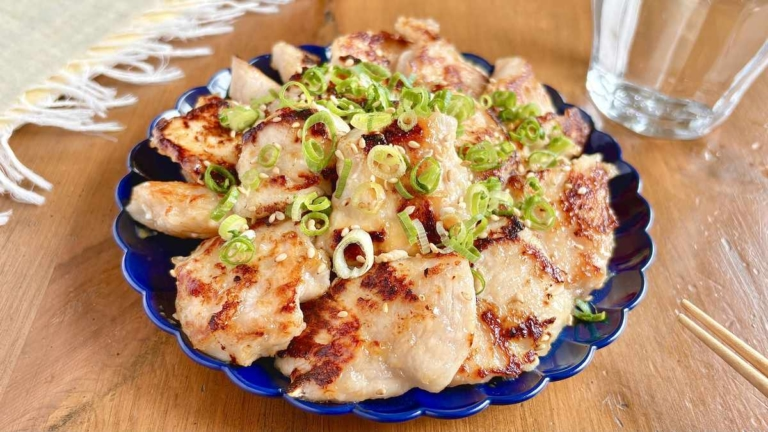 foodistnote's tweet photo. 鶏むね肉はこれでしっとりおいしくいただけます！

鶏むね肉をそぎ切りにしてポリ袋に入れ、白だし大さじ1.5、みりん大さじ1、しょうが小さじ1、片栗粉大さじ2をもみ込み、5分ほど放置。あとは焼くだけです。

洗い物がすくなくてとってもラクです…。 https://t.co/hRmwlEGnWZ