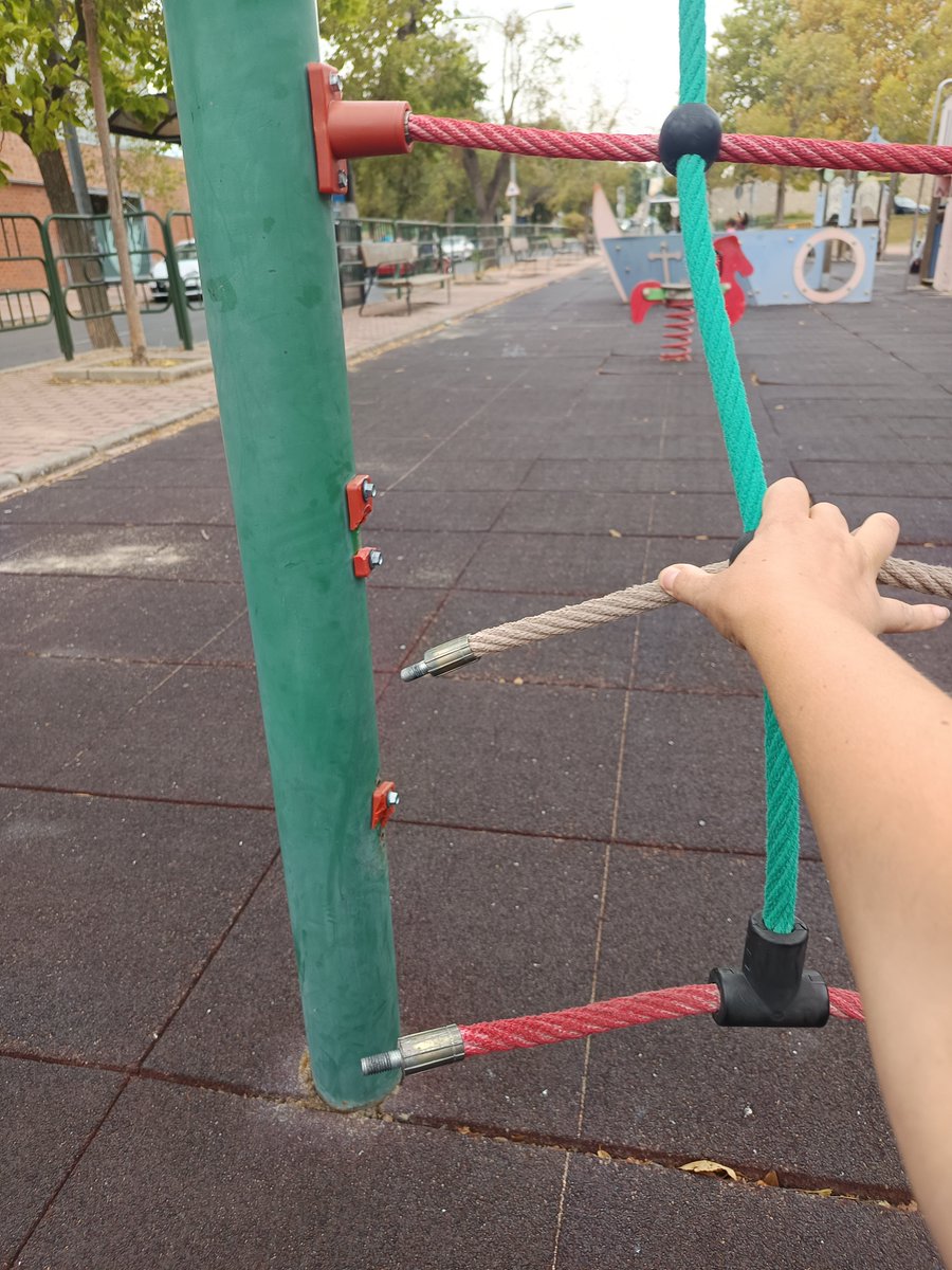 marioa_jg's tweet photo. @Ayto_Avila los críos lo tienen complicado para jugar en el parque de la Avenida de la Juventud... https://t.co/6T7Zvsxit4