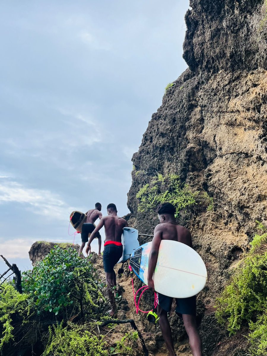LwandiSurf's tweet photo. Cada onda traz um novo desafio, uma nova aprendizagem e um novo momento. 🌊🏄‍♂️

No Lwandi Surf, cada momento conta. 💙

#LwandiSurf #PontaDoOuro #SurfMozambique https://t.co/OYTjUsGCE9