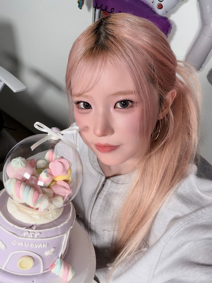 realfromis_9's tweet photo. [🎂] #flover
플로버 오늘 내 생일 함께해 줘서 고마워
덕분에 더 특별한 오늘이 된 것 같아
매년 나보다 내 생일을 더 기다려주는
플로버가 있어서 든든하고 꿈같다
소중한 플로버가 축하해 주는 내 생일은
날 더 특별하게 만들어준다 고마워 ☘🍀💕

#fromis_9 #프로미스나인
#송하영 #하영
#SONGHAYOUNG
#HAPPYHAYOUNGDAY