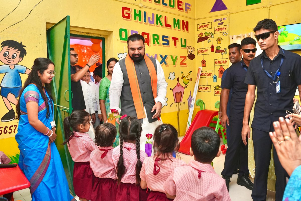 officecmbihar's tweet photo. माननीय मुख्यमंत्री श्री सम्राट चौधरी जी ने आज फुलवारीशरीफ उच्च विद्यालय परिसर स्थित आंगनबाड़ी केंद्र संख्या-137 में आयोजित कार्यक्रम में राज्यव्यापी ‘आंगन का मिलन’ कार्यक्रम का शुभारंभ किया। https://t.co/2qiDYU6X8e