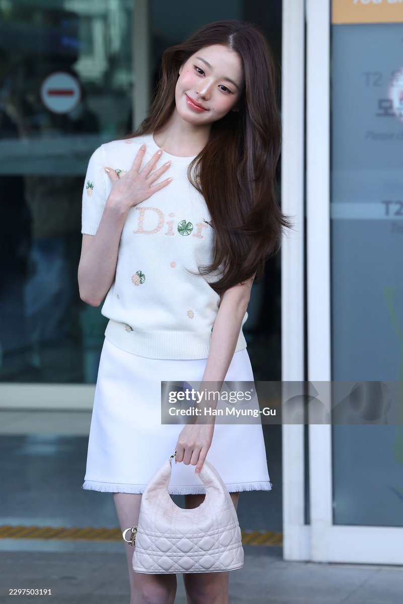 bloominwind's tweet photo. The legendary meeting between Wonyoung and Dior at Paris fashion week sets a new benchmark for celebrity and luxury brand collaboration forever.

WONYOUNG IN DIOR
#WonyoungDiorSummer27
#JANGWONYOUNG
#WONYOUNG
#DiorSummer27 @Dior https://t.co/Y3pFujtcFh
