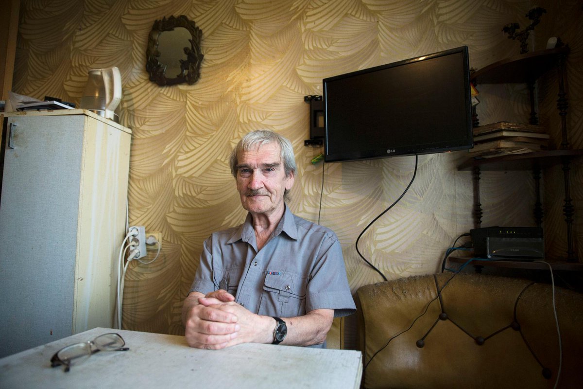 APSphysics's tweet photo. In 1983, a Soviet computer detected a U.S. nuclear missile launch. Officer Stanislav Petrov had minutes to decide whether the warning was real. He trusted his judgment, avoiding a potential nuclear disaster. Learn what caused the false alarm in #APSNews: https://t.co/hDSWJnSsDX 

#PhysicsHistory