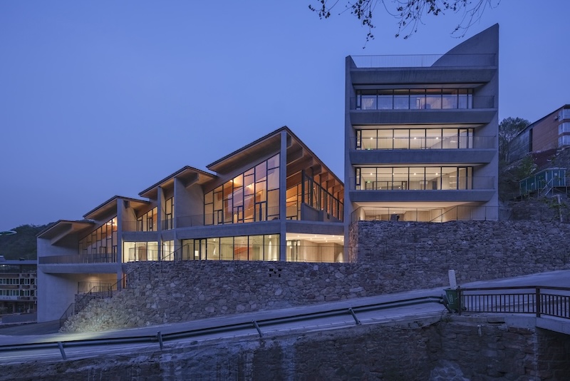 Architizer's tweet photo. #ProjectOfTheDay: Yan Art Museum by LUO studio
Set among the cliffs of the Taihang Mountains, Yan Art Museum uses the site’s rugged terrain as the foundation for its architecture. A cascading timber roof recalls the surrounding ridges, while concrete walls shape the galleries below.
📍Shijiazhuang, China #ArchitizerAwards
Details: https://t.co/SFRqah547p