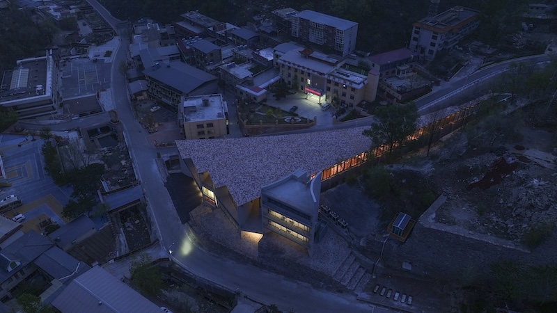 Architizer's tweet photo. #ProjectOfTheDay: Yan Art Museum by LUO studio
Set among the cliffs of the Taihang Mountains, Yan Art Museum uses the site’s rugged terrain as the foundation for its architecture. A cascading timber roof recalls the surrounding ridges, while concrete walls shape the galleries below.
📍Shijiazhuang, China #ArchitizerAwards
Details: https://t.co/SFRqah547p