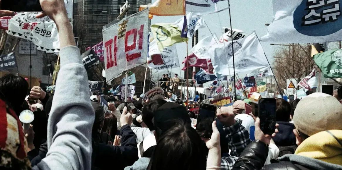 TheHankyoreh's tweet photo. “The Seoul Guardians,” an MBC film on the events that blocked President Yoon Suk-yeol’s failed bid in December 2024 to declare martial law, earned an extended standing ovation at the Meyer Auditorium of the National Museum of Asian Art.

https://t.co/ToXReGPqNl https://t.co/6pXvWo5iAb