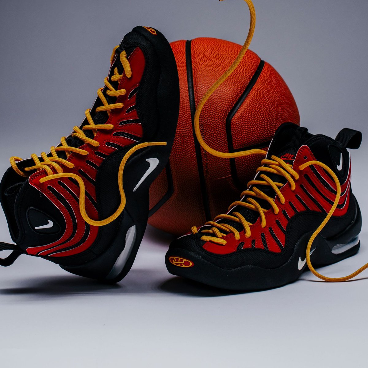 SneakerShouts's tweet photo. Dropping at 10am EST. 
Nike Air Bakin High SP “Varsity Red” 

BUY HERE: https://t.co/DtgnwGQc9b https://t.co/8Frdln8t8E