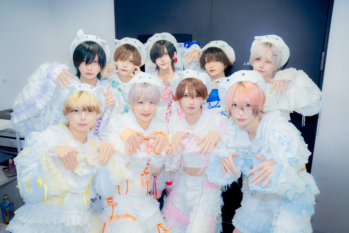 hlhr_info's tweet photo. 『RINDO LIVE -1000CLUB Forever-』 @ 1000CLUBにお越しいただきありがとうございました👻
1000CLUB今までありがとう‼️

次のLIVEは2026/10/07(水)
『ホロパレ!!vol.9 ねるお誕生日会』 @ 代アニLIVEステーション

みんなでねるをお祝いしましょう🤍
たくさんのご来場お待ちしております( ᜊº-° )ᜊ

˚⊹⁺‧┈┈┈┈┈┈┈┈┈┈┈┈‧⁺ ⊹˚.
#ホローホログラム
#ホロホロ