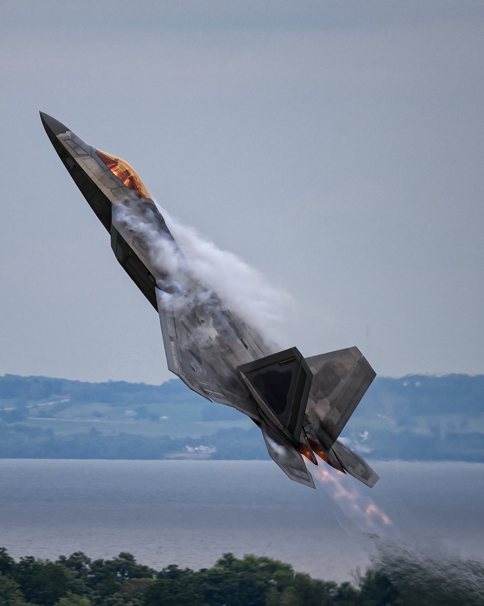 EAA's tweet photo. Pulling Gs, wrapped in vapor, and lighting up the afterburners! The only thing missing from this photo is feeling that engine rumble in your chest! 

Got a favorite shot of the F-22 Raptor? Drop it in the comments!

📸 Nick Moore

#Aviation #Avgeeks #Oshkosh #F22 https://t.co/MwlotzP3KS