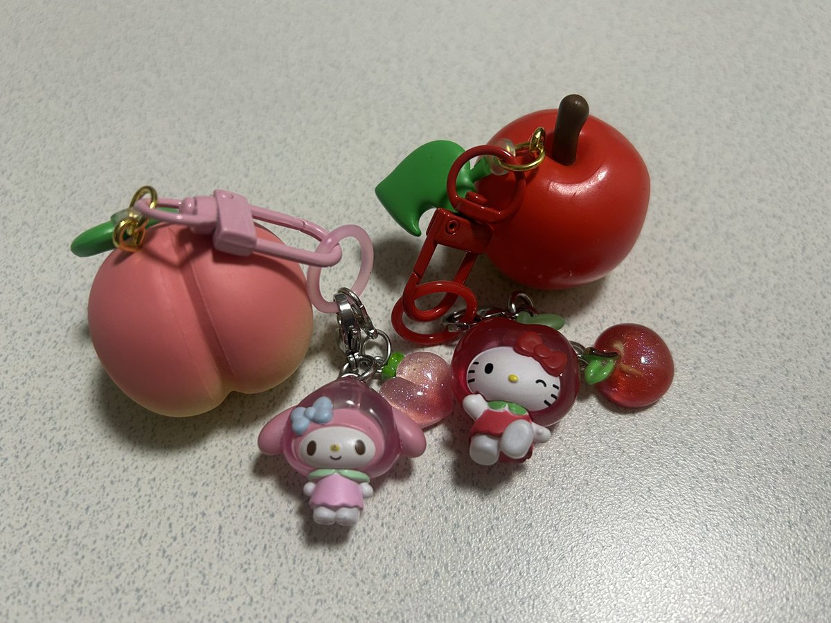chi_yzk's tweet photo. 満足🍎
 #どうぶつの森
 #フルーツキーホルダー https://t.co/ol8wHhmQla