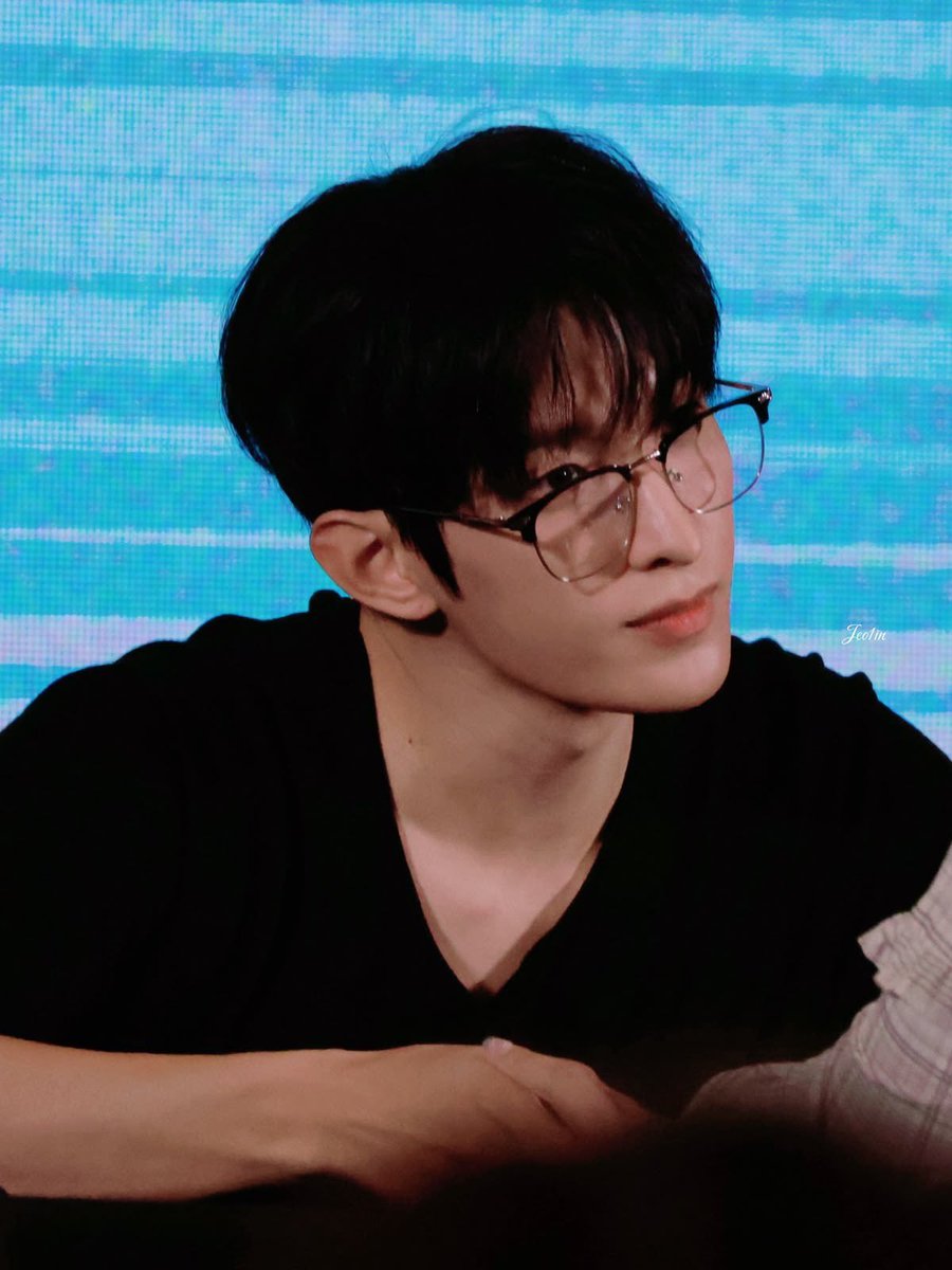 KyeomsBaekery's tweet photo. dokyeom in a plain black t-shirt and glasses changed the trajectory of my life https://t.co/qOJscCLDpY