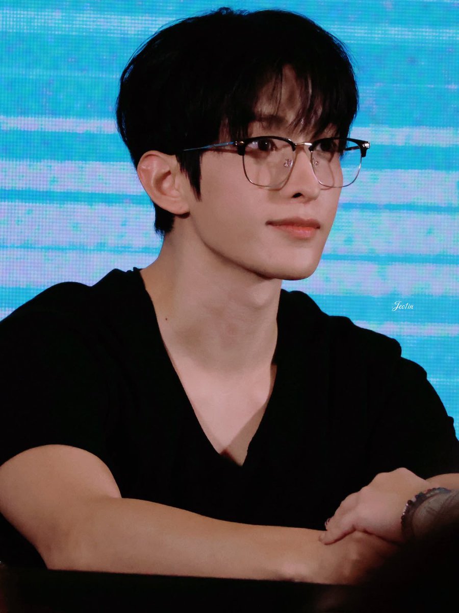 KyeomsBaekery's tweet photo. dokyeom in a plain black t-shirt and glasses changed the trajectory of my life https://t.co/qOJscCLDpY
