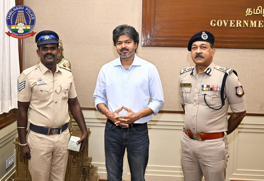 tnpoliceoffl's tweet photo. உயிரைப் பணயம் வைத்து காரின் மேற்கூரையில் படுத்தபடியே சென்று போதைப்பொருள் கடத்தல்காரர்களைக் கைதுசெய்யக் காரணமாக இருந்த கோவில்பாளையம் காவல் நிலையத் தலைமைக் காவலர் திரு. ம.வேல்முருகன் அவர்களை மாண்புமிகு தமிழ்நாடு முதலமைச்சர் திரு.ச. ஜோசப் விஜய் அவர்கள் நேரில் அழைத்து பாராட்டினார்.

கோவை மாவட்டம்:  கோவில்பாளையத்தில் குட்கா கடத்தல் காரை தடுத்து நிறுத்த முயன்றபோது, காரின் மேற்கூரையில் ஏறி சுமார் 40 கி.மீ. பயணித்து கடத்தல்காரர்களை கைது செய்யக் காரணமாக இருந்த தலைமைக் காவலர் திரு. ம. வேல்முருகனை மாண்புமிகு தமிழ்நாடு முதலமைச்சர் திரு. ச. ஜோசப் விஜய் அவர்கள் இன்று (29.09.2026) தலைமைச் செயலகத்திற்கு நேரில் அழைத்துப் பாராட்டினார்.  இந்நிகழ்வில், காவல்துறை தலைமை இயக்குநர்/ படைத்தலைவர் Dr. மகேஷ் குமார் அகர்வால், இ.கா.ப. அவர்கள் உடனிருந்தார்.

அப்போது, மாண்புமிகு தமிழ்நாடு முதலமைச்சர் அவர்கள், தலைமைக் காவலர் திரு. ம. வேல்முருகன் அவர்களிடம் உயிர் மிக முக்கியமானதென்றும், இதுபோன்ற ஆபத்தான செயல்களில் மிகக் கவனமாகச் செயல்பட வேண்டுமென்றும் அறிவுறுத்தினார்.

Risking his life and displaying exceptional courage, a police Head Constable travelled on the roof of a car and played a crucial role in apprehending drug smugglers. In recognition of this daring  act, Head Constable Thiru. M. Velmurugan of Kovilpalayam Police Station was personally invited and appreciated by the Hon’ble Chief Minister of Tamil Nadu, Thiru. C. Joseph Vijay

Coimbatore District: Head Constable Thiru. M. Velmurugan, who climbed onto the roof of a car and travelled for around 40 km while attempting to stop a vehicle carrying gutka, thereby helping the police apprehend the smugglers, was personally invited and felicitated by the Hon’ble Chief Minister of Tamil Nadu, Thiru. C. Joseph Vijay, at the Secretariat today (29.09.2026). The Director General of Police / Head of Police Force, Dr. Mahesh Kumar Aggarwal, IPS, was present on the occasion.

The Hon’ble Chief Minister advised Head Constable Thiru. M. Velmurugan that life is very important and that utmost caution should be exercised while undertaking such dangerous actions.

@CMOTamilnadu @TNDIPRNEWS @Cbe_Dist_Police 

#CoimbatoreDistrictPolice #PoliceBravery #PoliceExcellence #DrugFreeTamilNadu #AntiDrugDrive #PoliceAppreciation #PublicService #TamilNaduGovernment #TNPolice #TamilNaduPolice