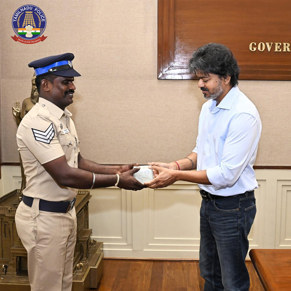 tnpoliceoffl's tweet photo. உயிரைப் பணயம் வைத்து காரின் மேற்கூரையில் படுத்தபடியே சென்று போதைப்பொருள் கடத்தல்காரர்களைக் கைதுசெய்யக் காரணமாக இருந்த கோவில்பாளையம் காவல் நிலையத் தலைமைக் காவலர் திரு. ம.வேல்முருகன் அவர்களை மாண்புமிகு தமிழ்நாடு முதலமைச்சர் திரு.ச. ஜோசப் விஜய் அவர்கள் நேரில் அழைத்து பாராட்டினார்.

கோவை மாவட்டம்:  கோவில்பாளையத்தில் குட்கா கடத்தல் காரை தடுத்து நிறுத்த முயன்றபோது, காரின் மேற்கூரையில் ஏறி சுமார் 40 கி.மீ. பயணித்து கடத்தல்காரர்களை கைது செய்யக் காரணமாக இருந்த தலைமைக் காவலர் திரு. ம. வேல்முருகனை மாண்புமிகு தமிழ்நாடு முதலமைச்சர் திரு. ச. ஜோசப் விஜய் அவர்கள் இன்று (29.09.2026) தலைமைச் செயலகத்திற்கு நேரில் அழைத்துப் பாராட்டினார்.  இந்நிகழ்வில், காவல்துறை தலைமை இயக்குநர்/ படைத்தலைவர் Dr. மகேஷ் குமார் அகர்வால், இ.கா.ப. அவர்கள் உடனிருந்தார்.

அப்போது, மாண்புமிகு தமிழ்நாடு முதலமைச்சர் அவர்கள், தலைமைக் காவலர் திரு. ம. வேல்முருகன் அவர்களிடம் உயிர் மிக முக்கியமானதென்றும், இதுபோன்ற ஆபத்தான செயல்களில் மிகக் கவனமாகச் செயல்பட வேண்டுமென்றும் அறிவுறுத்தினார்.

Risking his life and displaying exceptional courage, a police Head Constable travelled on the roof of a car and played a crucial role in apprehending drug smugglers. In recognition of this daring  act, Head Constable Thiru. M. Velmurugan of Kovilpalayam Police Station was personally invited and appreciated by the Hon’ble Chief Minister of Tamil Nadu, Thiru. C. Joseph Vijay

Coimbatore District: Head Constable Thiru. M. Velmurugan, who climbed onto the roof of a car and travelled for around 40 km while attempting to stop a vehicle carrying gutka, thereby helping the police apprehend the smugglers, was personally invited and felicitated by the Hon’ble Chief Minister of Tamil Nadu, Thiru. C. Joseph Vijay, at the Secretariat today (29.09.2026). The Director General of Police / Head of Police Force, Dr. Mahesh Kumar Aggarwal, IPS, was present on the occasion.

The Hon’ble Chief Minister advised Head Constable Thiru. M. Velmurugan that life is very important and that utmost caution should be exercised while undertaking such dangerous actions.

@CMOTamilnadu @TNDIPRNEWS @Cbe_Dist_Police 

#CoimbatoreDistrictPolice #PoliceBravery #PoliceExcellence #DrugFreeTamilNadu #AntiDrugDrive #PoliceAppreciation #PublicService #TamilNaduGovernment #TNPolice #TamilNaduPolice